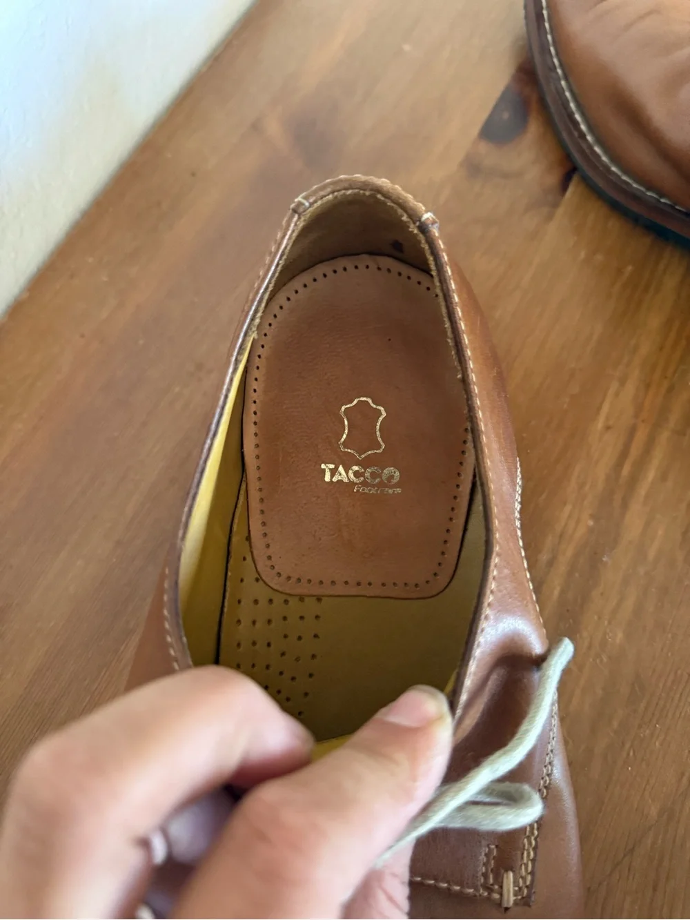 Classic Tan Leather Derby Shoes with Cream Laces